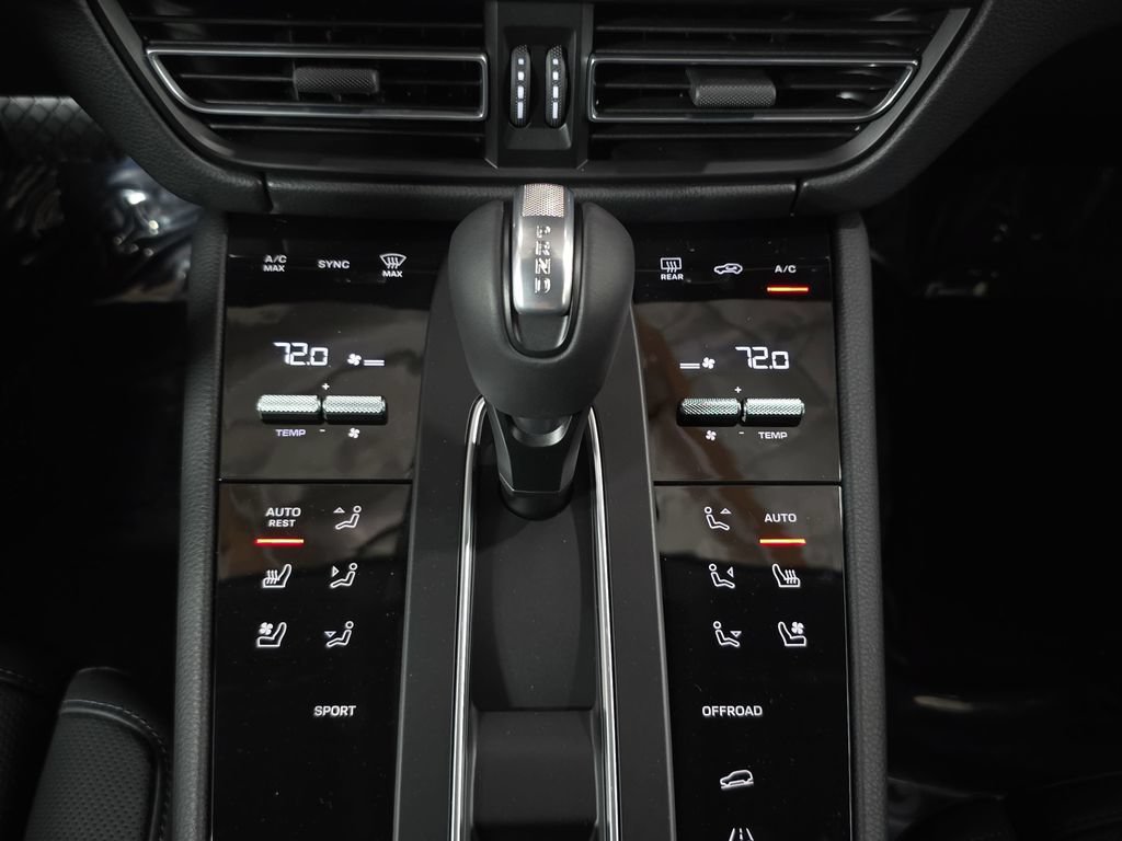 Certified 2026 Porsche Macan AWD/4WD image 19