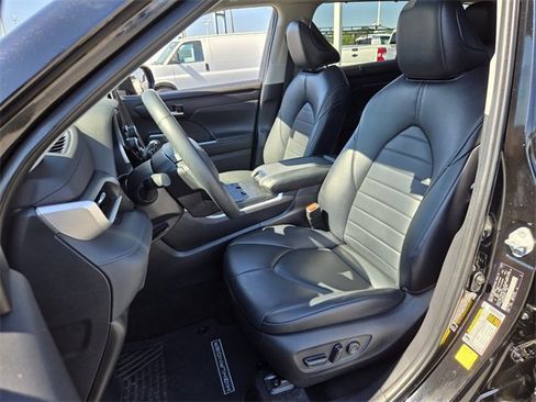 Used 2023 Toyota Highlander XLE image 9