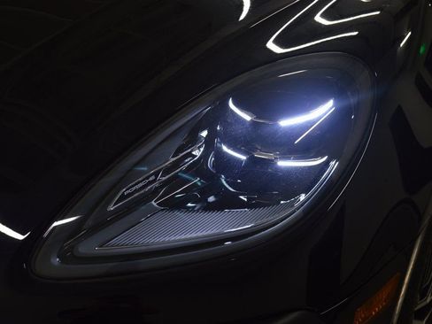 Certified 2025 Porsche Macan image 11