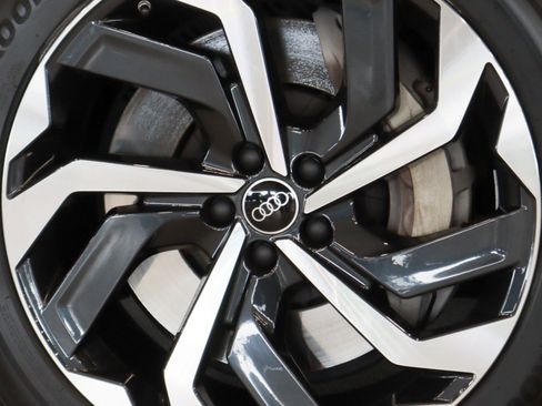 Used 2024 Audi Q8 e-tron Premium Plus image 7