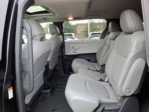 Certified 2025 Toyota Sienna XLE image 11