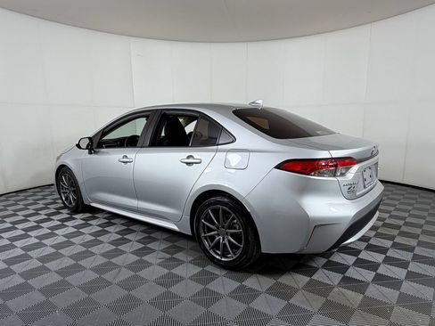 Used 2020 Toyota Corolla LE FWD image 3
