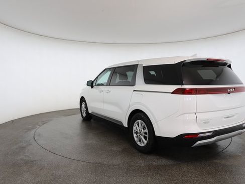 Used 2024 Kia Carnival LX image 11