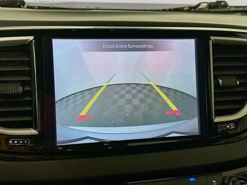 Used 2024 Chrysler Pacifica Touring-L image 18