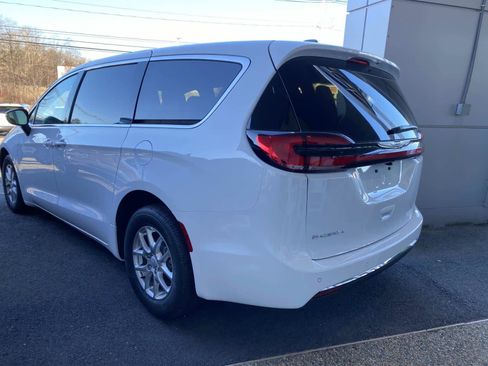New 2026 Chrysler Pacifica Select image 3