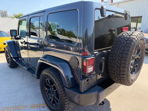 Used 2017 Jeep Wrangler Unlimited Sahara AWD/4WD image 3