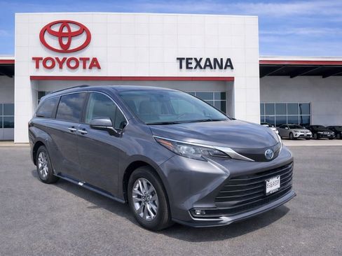 Used 2025 Toyota Sienna XLE image 1