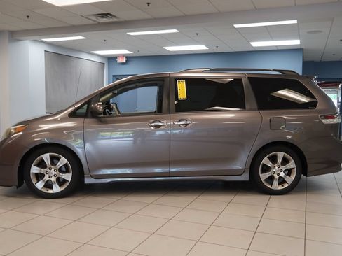 Used 2013 Toyota Sienna SE FWD image 2