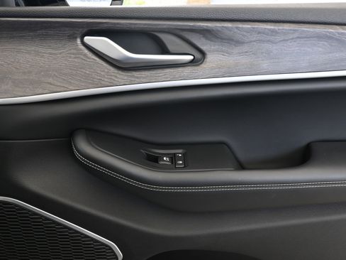 Used 2023 Jeep Grand Cherokee 4WD 4xe image 23