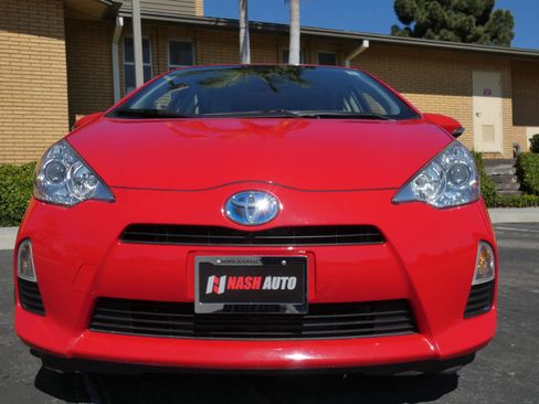 Used 2014 Toyota Prius C One image 16