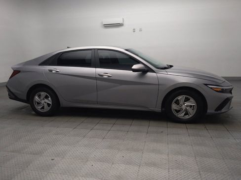 Used 2025 Hyundai Elantra SE FWD image 11