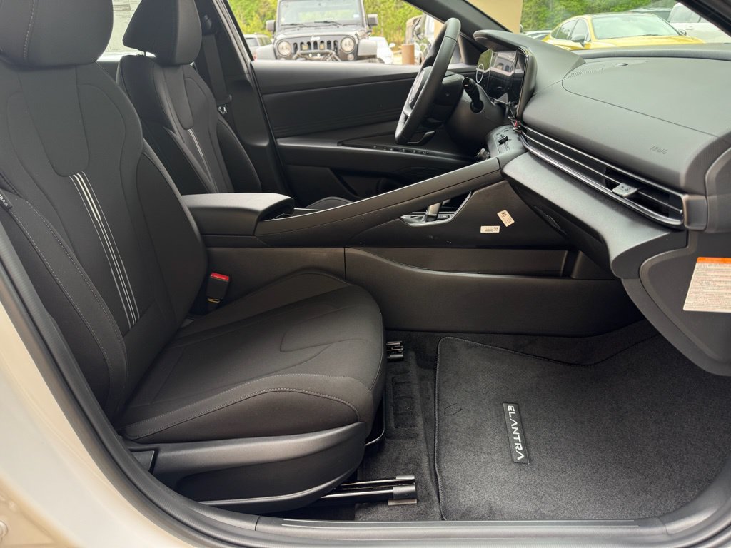 New 2025 Hyundai Elantra SEL FWD image 15