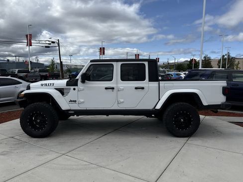 Used 2021 Jeep Gladiator Sport AWD/4WD image 2