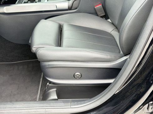 Used 2025 Mercedes-Benz GLB 250 4MATIC image 14