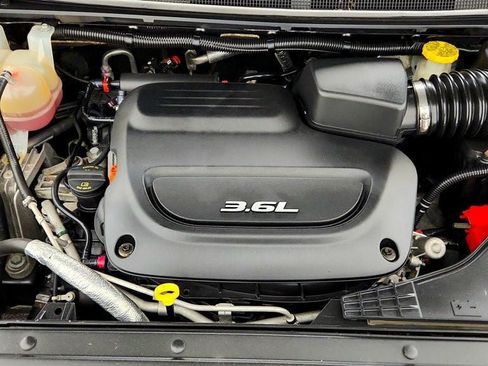 Used 2017 Chrysler Pacifica Touring-L FWD image 26
