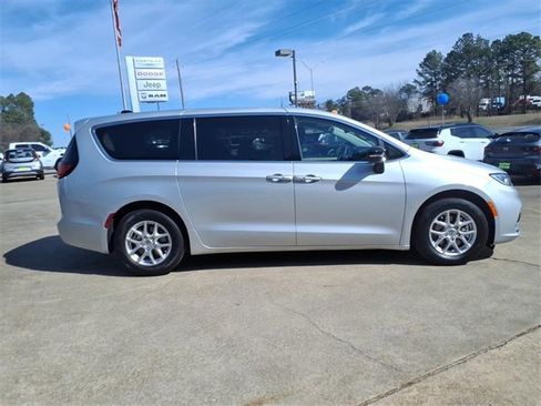 Used 2024 Chrysler Pacifica Touring-L image 2