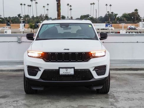 New 2025 Jeep Grand Cherokee Altitude image 3