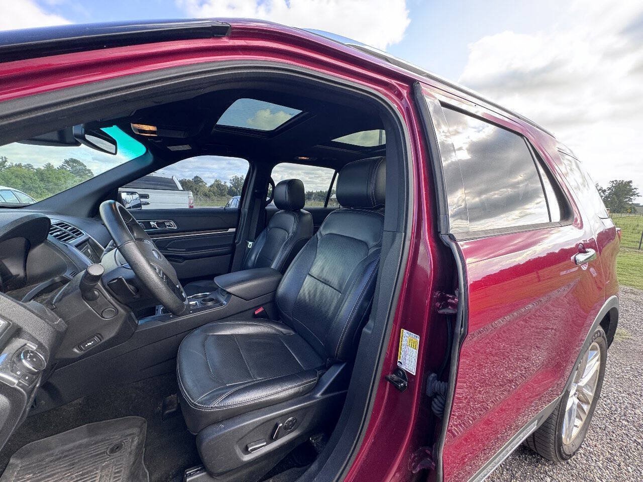 Used 2017 Ford Explorer Limited w/ Equipment Group 301A FWD image 11