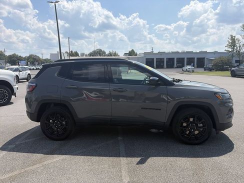 Used 2024 Jeep Compass Latitude w/ Convenience Group AWD/4WD image 8