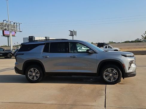 Used 2024 Chevrolet Traverse LT FWD image 4