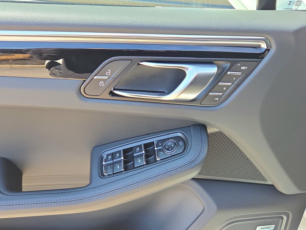 Certified 2026 Porsche Macan AWD/4WD image 13