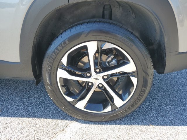 Used 2025 Chevrolet Trax RS w/ Driver Confidence Package FWD image 17