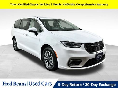 Used 2023 Chrysler Pacifica Touring-L FWD image 1