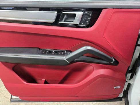 Used 2022 Porsche Cayenne Platinum Edition image 8