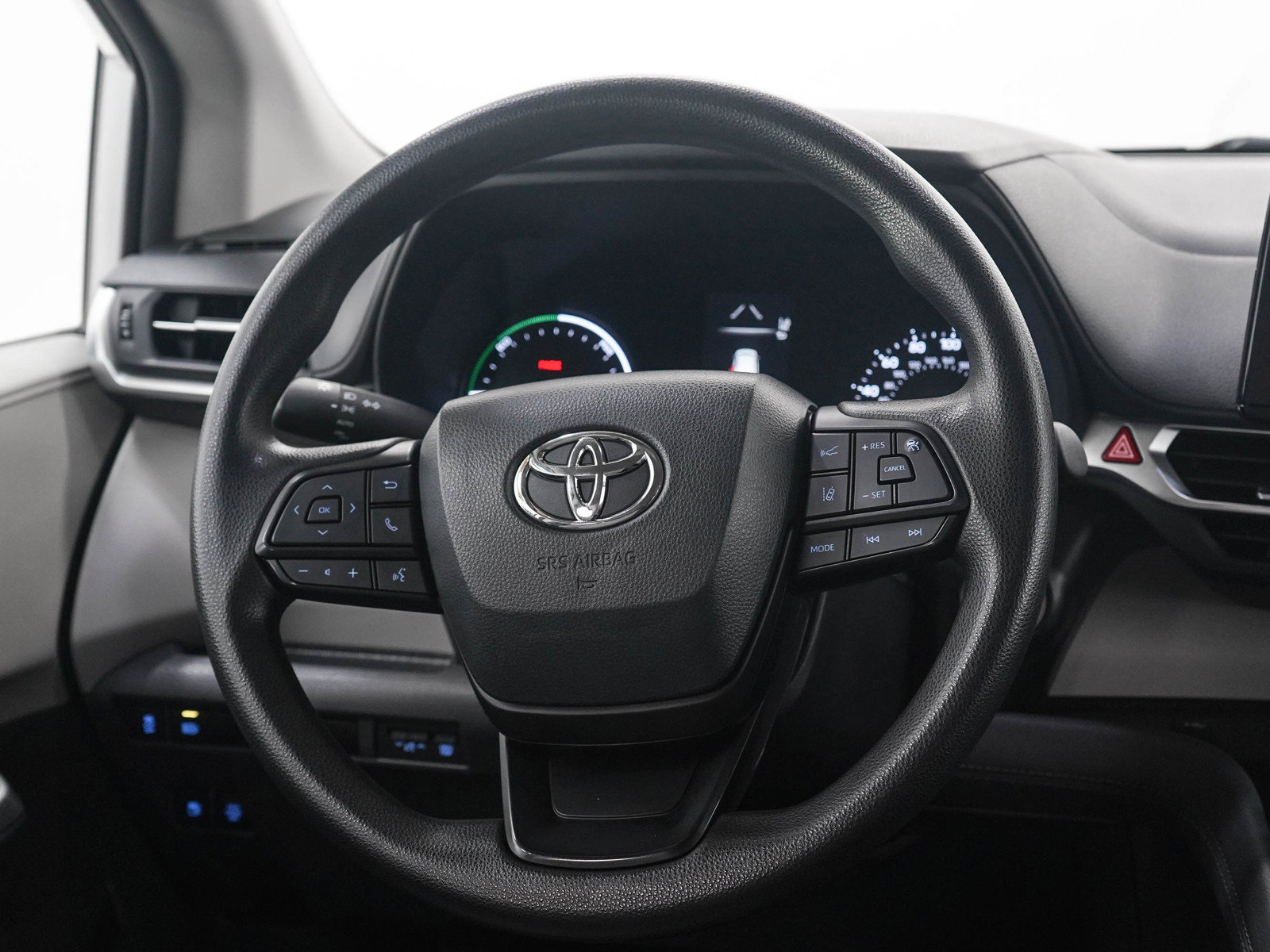 Used 2024 Toyota Sienna LE FWD image 17