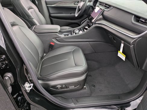 New 2025 Jeep Grand Cherokee Limited w/ Black Appearance Package image 70