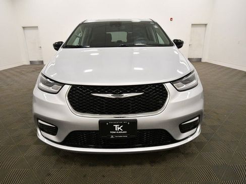 Used 2024 Chrysler Pacifica Touring-L image 11