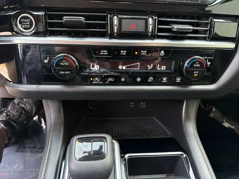 Used 2022 Nissan Pathfinder SL FWD image 27