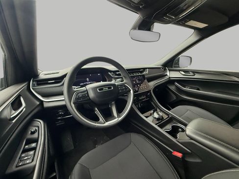 Used 2024 Jeep Grand Cherokee L Laredo image 24