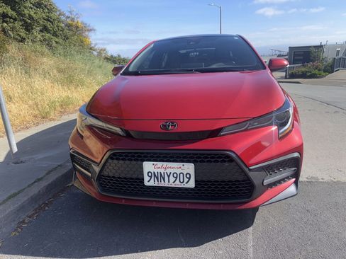 Used 2021 Toyota Corolla SE w/ SE Premium Package image 2