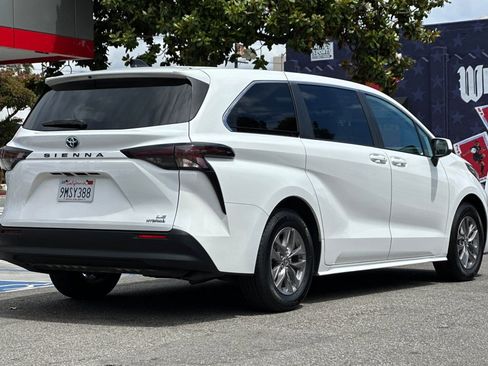 Used 2023 Toyota Sienna LE FWD image 4