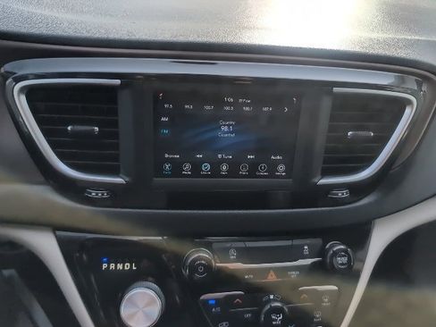 Used 2021 Chrysler Voyager L image 23