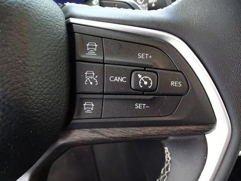 Certified 2025 Jeep Grand Cherokee L Limited AWD/4WD image 8