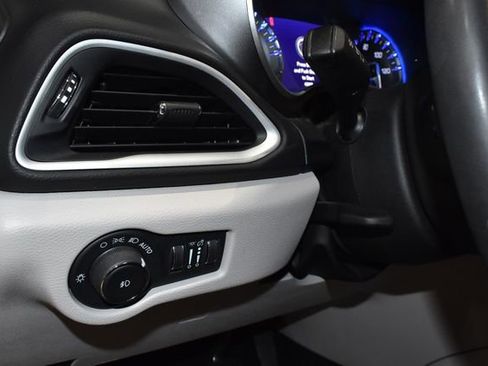 Used 2024 Chrysler Pacifica Touring-L image 27