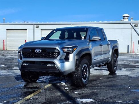 Used 2025 Toyota Tacoma SR5 image 2