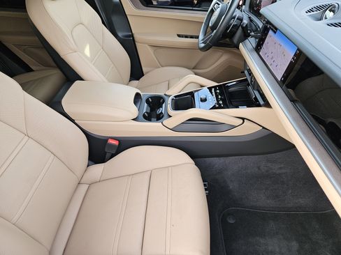 Certified 2025 Porsche Cayenne S image 15