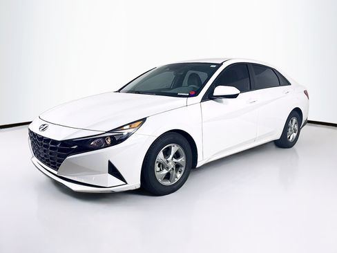Used 2022 Hyundai Elantra SE FWD image 4