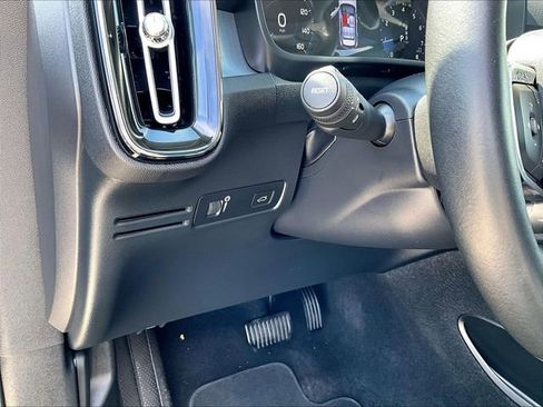 Used 2021 Volvo XC40 T5 Momentum w/ Premium Package image 31