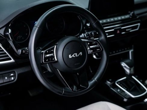 Used 2023 Kia Seltos EX image 12