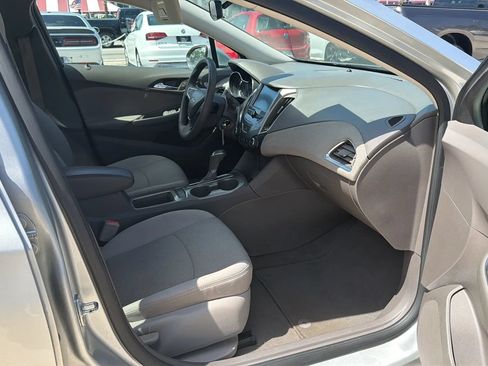 Used 2017 Chevrolet Cruze LT FWD image 17