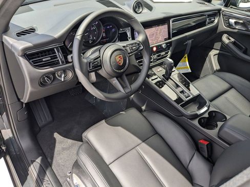 Certified 2025 Porsche Macan AWD/4WD image 4