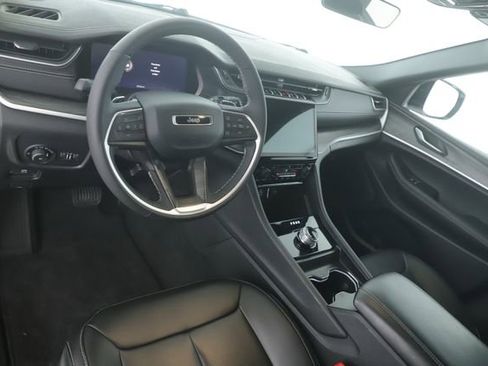 Used 2025 Jeep Grand Cherokee Limited image 17