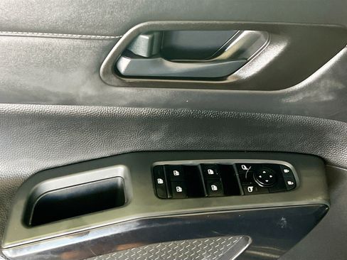 Used 2023 Nissan Pathfinder SV image 16