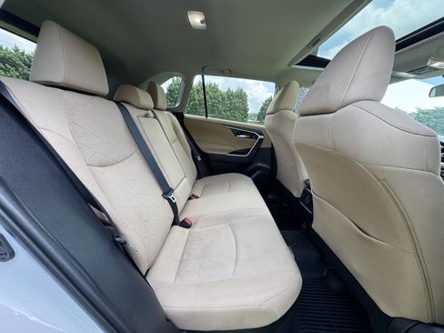 Used 2022 Toyota RAV4 XLE image 17