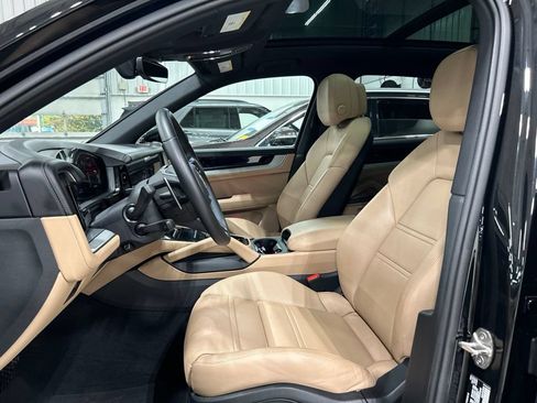 Used 2024 Porsche Cayenne AWD/4WD image 13