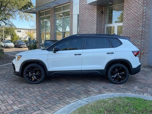 New 2026 Volkswagen Taos SE FWD image 24